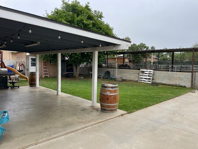 Building Photo - 3 bed /1 bath / large lot /  Horse Property