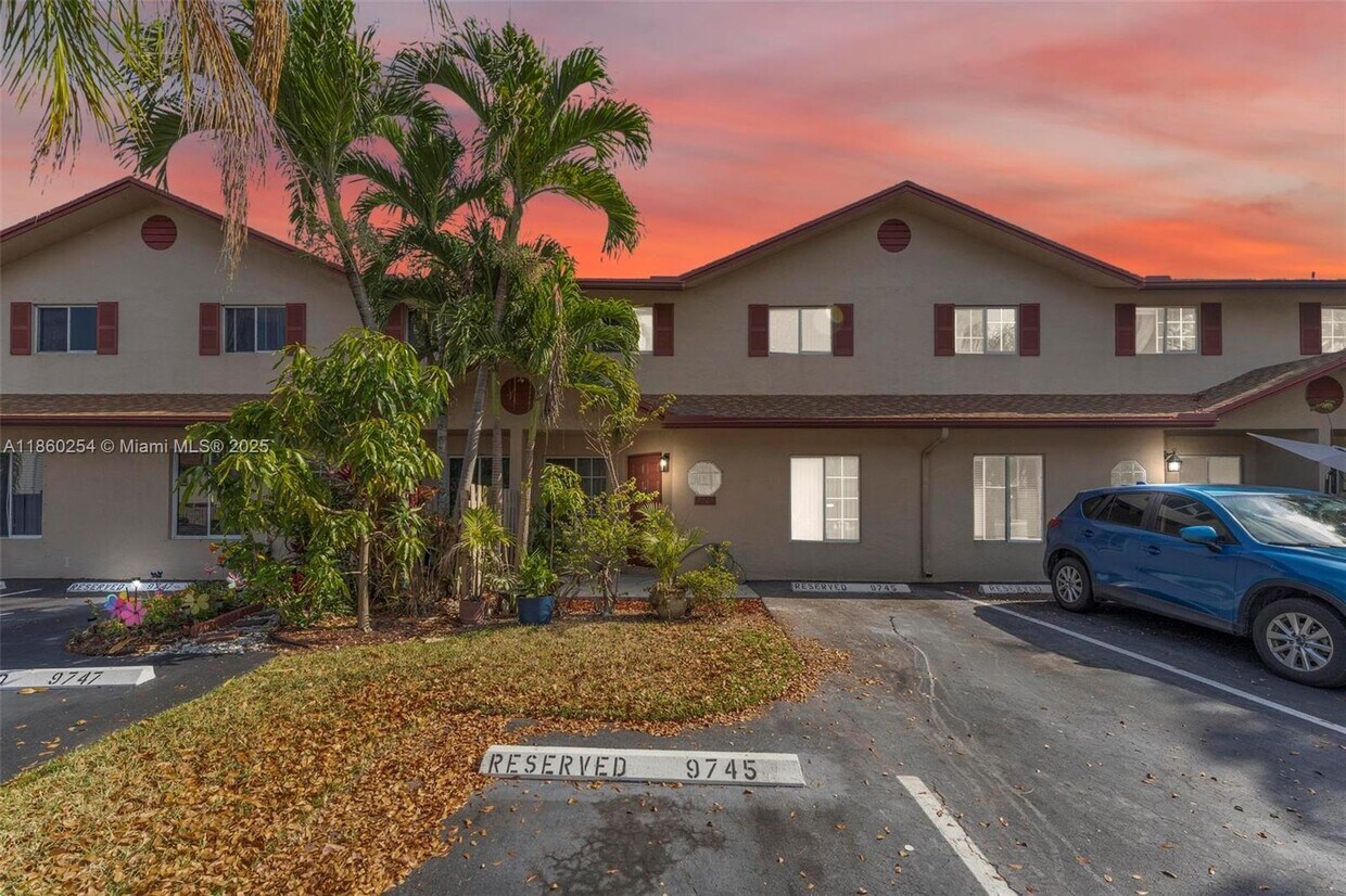 Foto principal - 9745 NW 37th St