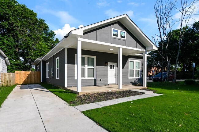 Building Photo - Charming Midtown Home Near Overton Park!