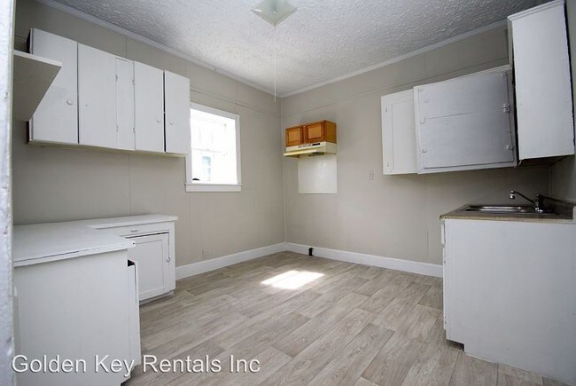 Building Photo - 2 br, 1 bath House - 406 S. Chestnut St.