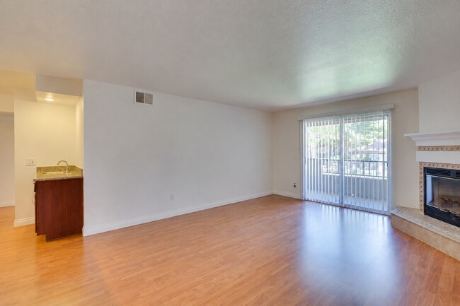 Foto del edificio - Beautiful 2-Bed, 2-Bath 2nd-Floor Condo Near The Lakes!