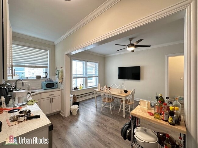 Building Photo - 321 Kedzie St