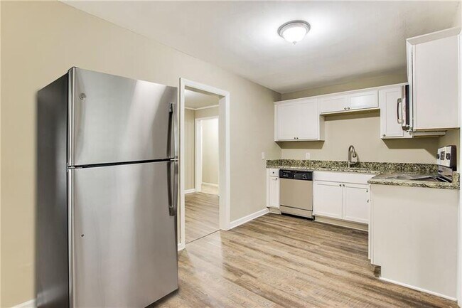 Building Photo - 2159 Macon Dr SW
