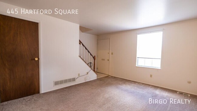 Building Photo - A Comfortable 2 Bed/1 Bath TOWNHOUSE in NE...