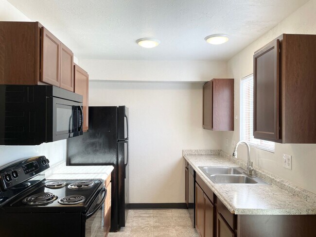 Building Photo - 2 Bedroom Townhome W/ Fantastic Views!