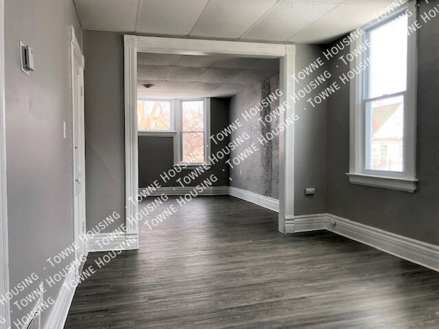 Building Photo - 572 W Utica St