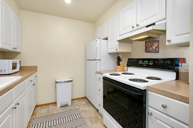 Kitchen - 9910 Trident Ln NW