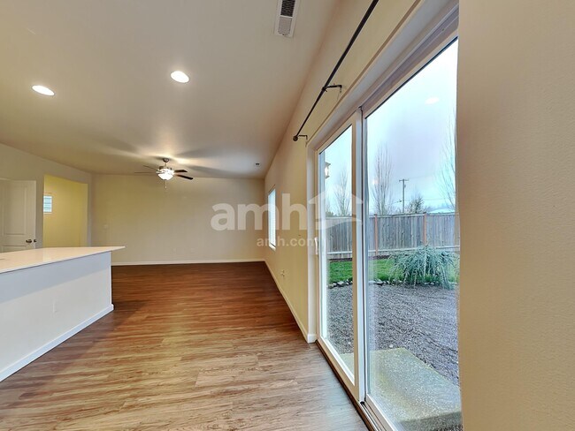 Foto del edificio - 2183 NW Woodland Dr