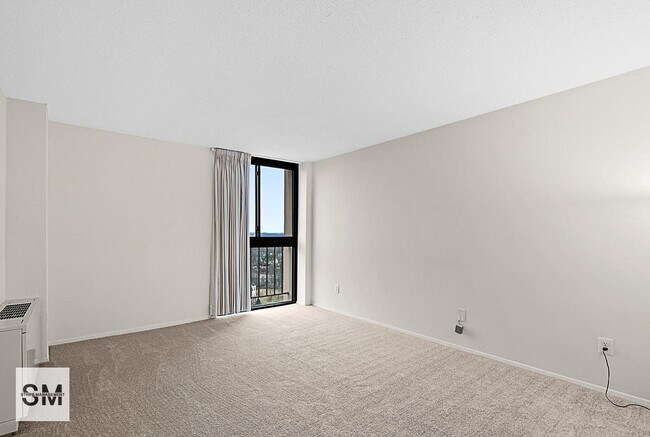 Foto del edificio - 6100 Westchester Park Dr
