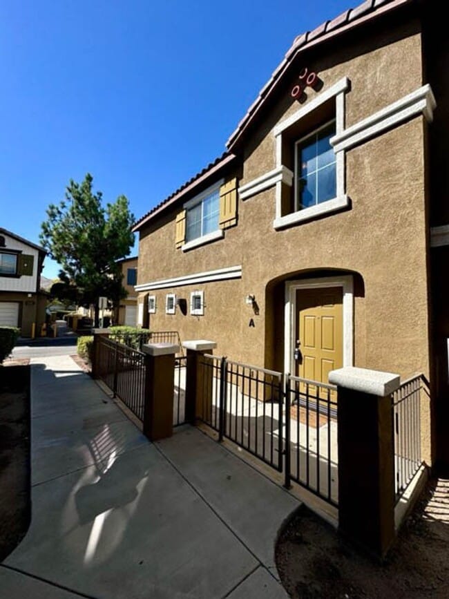 Building Photo - 2 bedroom Condo available for LEASE in Moreno Valley!