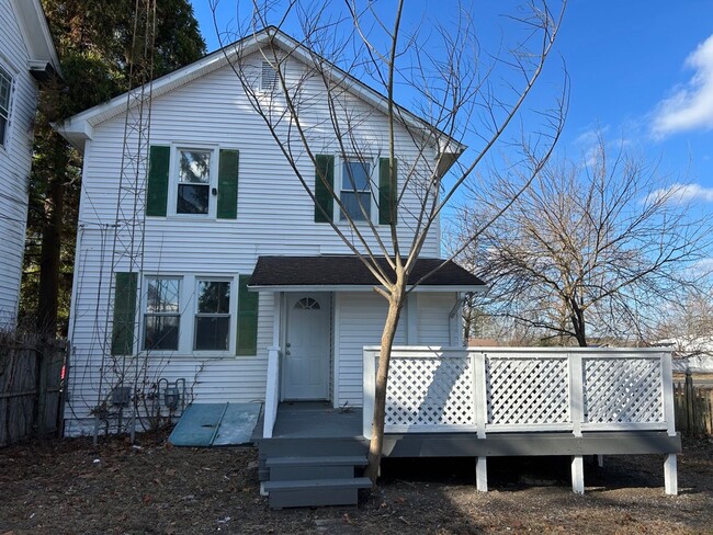 Building Photo - Newly Renovated - 4 Bedroom 1.5 Bath Singl...