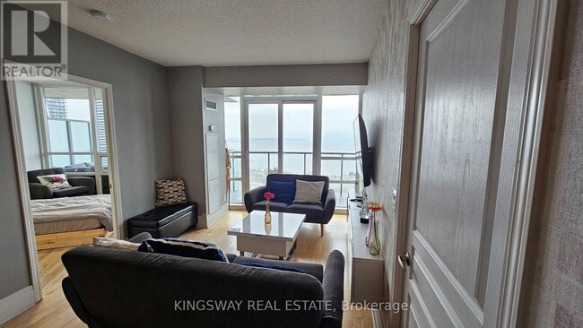 Photo du bâtiment - 2230 Lake Shore Blvd W