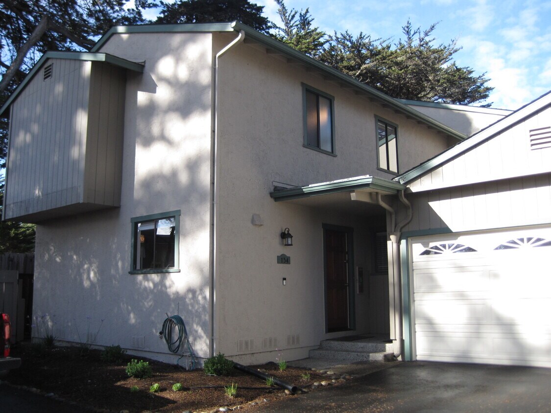 End unit townhouse - 134 Cypress Grove Ct