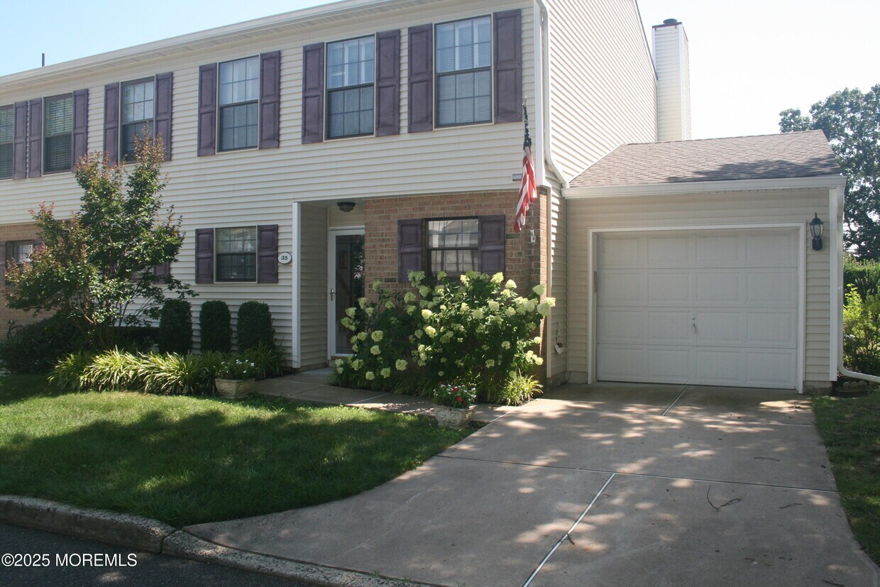 Primary Photo - 35 Apple Dr