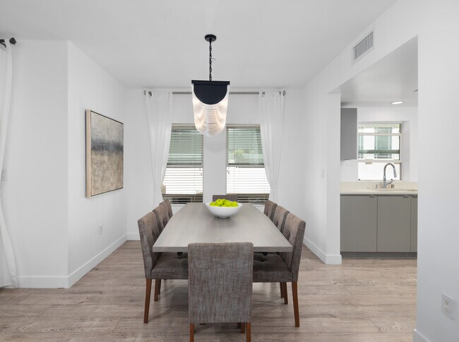 Foto del edificio - 1420 N Laurel Ave