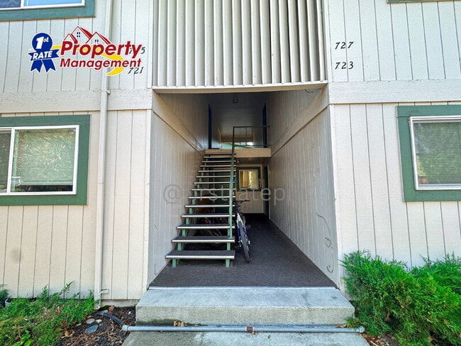 Building Photo - 733 Belmont St