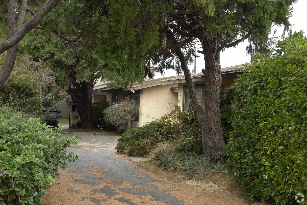 Foto del edificio - 13111-13115 Neptune Dr