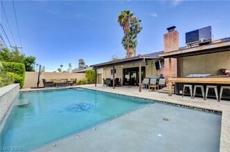 Building Photo - 2712 W Oakey Blvd
