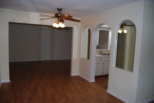 Building Photo - SEMINOLE HOME IN DESIRABLE CANTERBURY CHASE