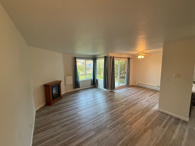 Building Photo - Light and Bright 2bd 1bath fully remodled ...