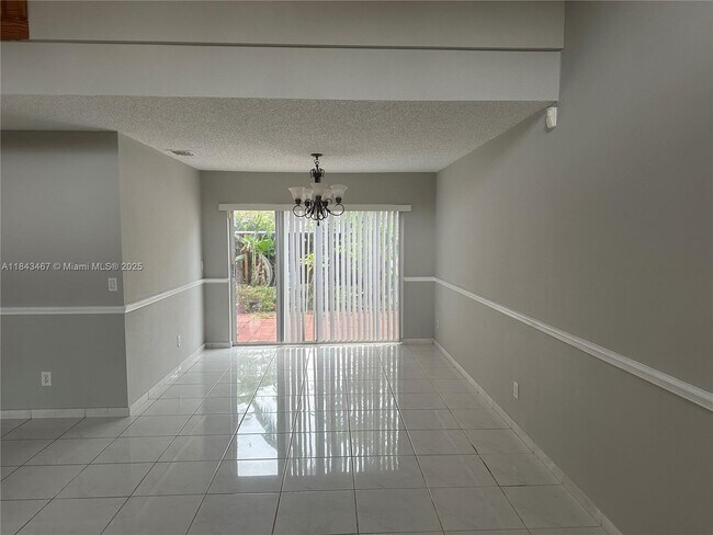 Foto del edificio - 18334 SW 4th Ct