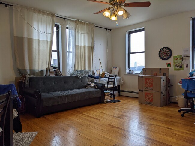 livingroom - 553 Undercliff Ave