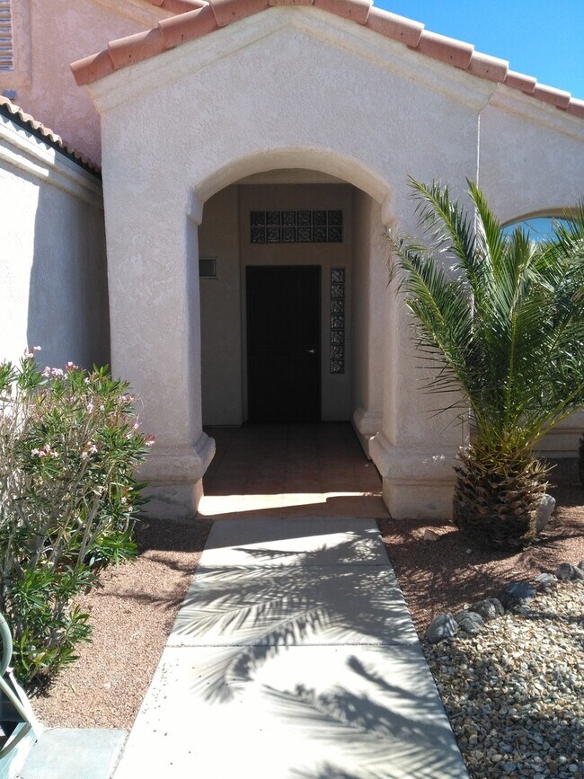 Building Photo - Great 3 Bedroom, 2 Bathroom Home in El Camino Village on the Parkway!