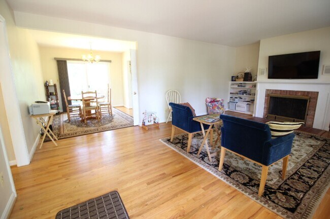 Foto del edificio - Charming 3 Bed 2.5 Bath Brick Home With Sp...