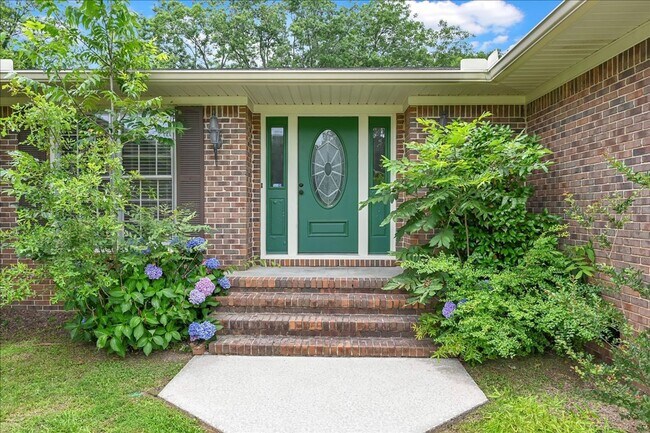 Building Photo - Beautiful 4 Br Brick home