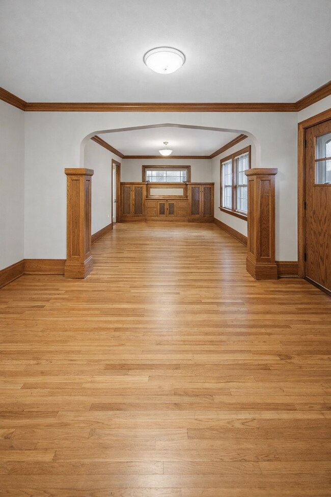 Foto del edificio - Huge 5 Bedroom for June 1st! - Close By Hamline, St Thomas, Macalester and Concordia