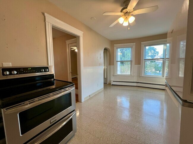 Building Photo - 285 Baxter St