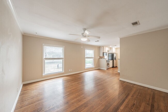 Building Photo - SUPER CUTE Single Family Home in Arlington...