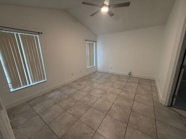 Foto del edificio - 3 Bedroom, 2 Bathroom East Orlando Home with Garage & Large Fenced Backyard!