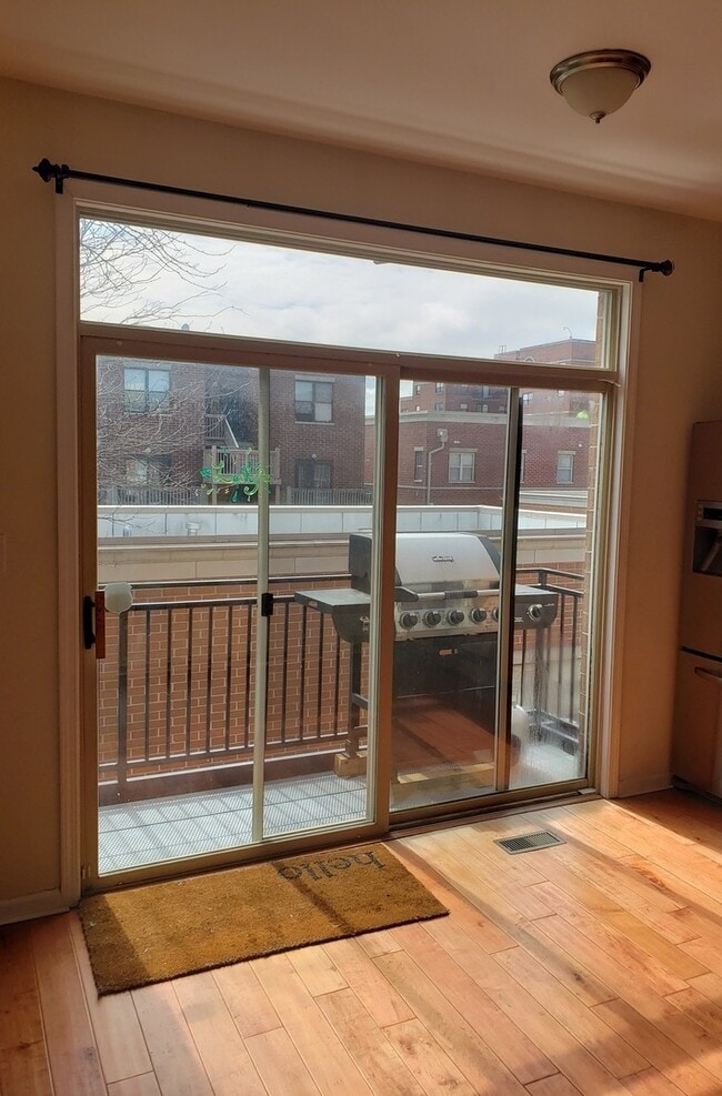 Building Photo - 717 W Evergreen Ave