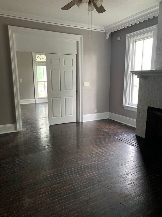 Building Photo - Newly Remodeled 3 Bedroom Duplex