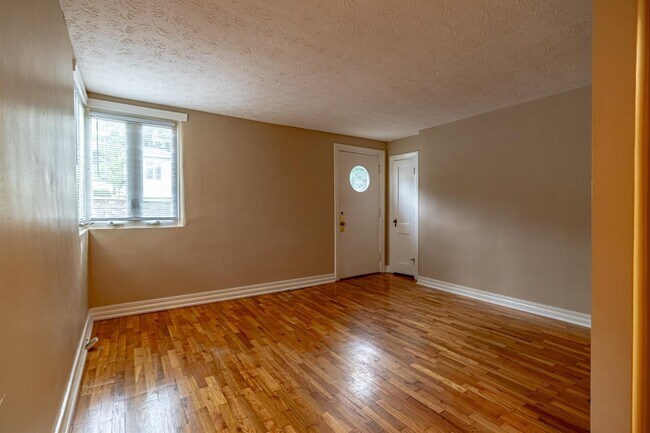 Building Photo - 210 Briar Cliff St