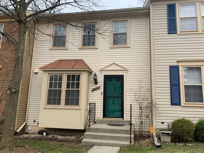 Building Photo - Spacious 3 Level Townhouse Backs to Trees