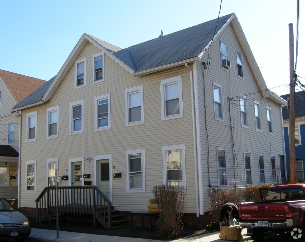 Building Photo - 30 Dolsen Pl
