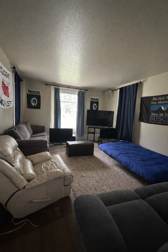 Foto del edificio - 4 Bedroom, 2 Bathroom Home In Randall Park Neighborhood