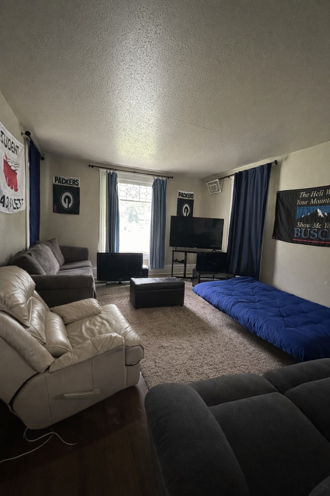 Foto del edificio - Amazing 4 Bed 1 Bath close to UWEC!