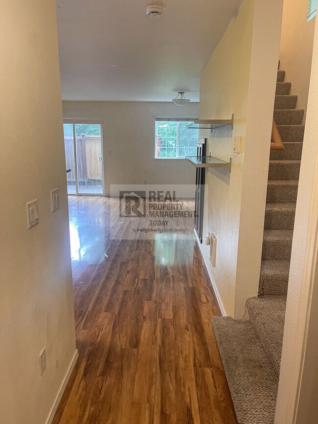Building Photo - Fantastic 2 Bedroom Townhouse!