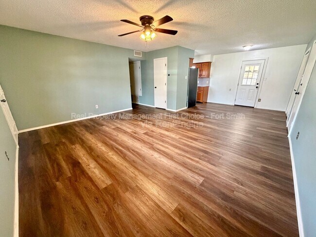 Foto del edificio - 904 Hillside Dr