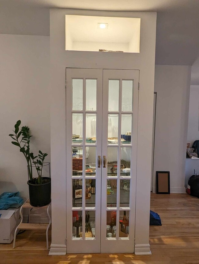 Building Photo - 5148 Av Jeanne-D'arc