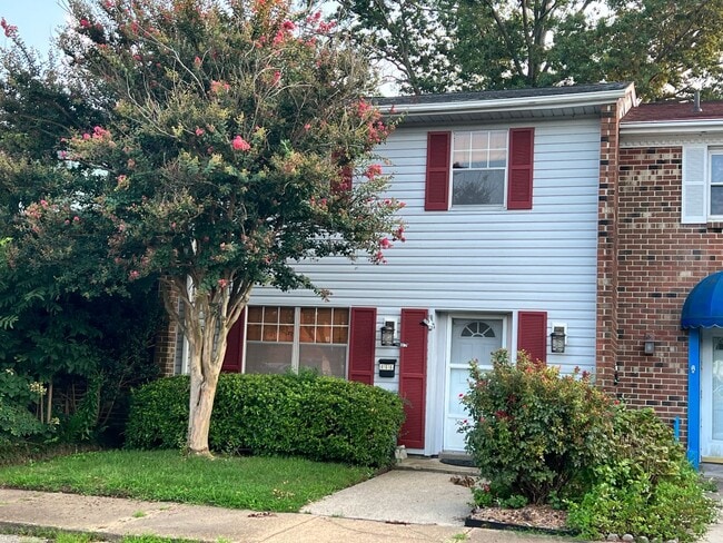 Three-bedroom, two-and-a-half bathrooms in... - Three-bedroom, two-and-a-half bathrooms in... House