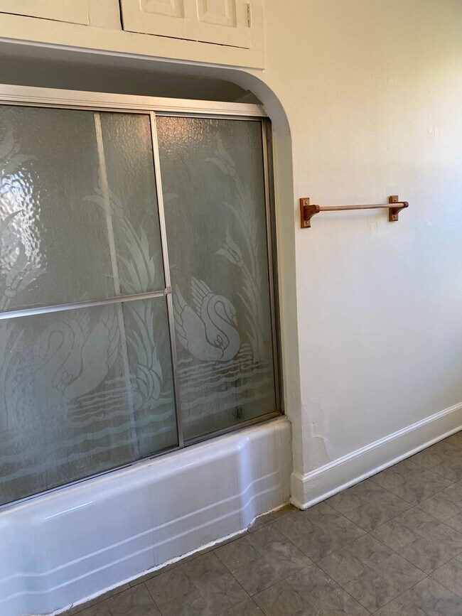 Foto del edificio - 1347 Center Ave