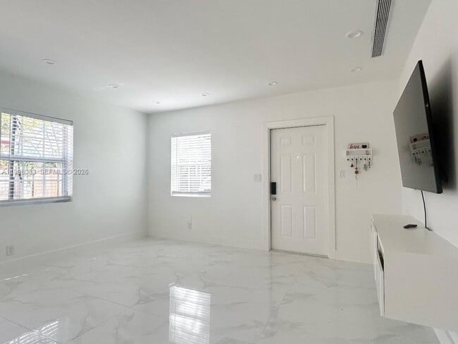 Foto del edificio - 16082 NE 9th Ct