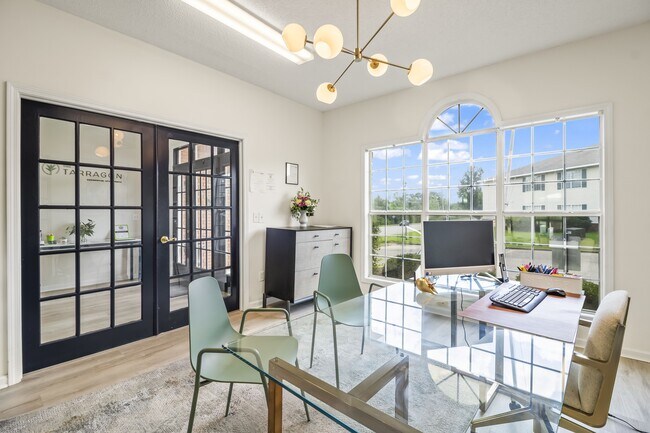 Interior de la oficina de arrendamiento - The Tarragon Apartments