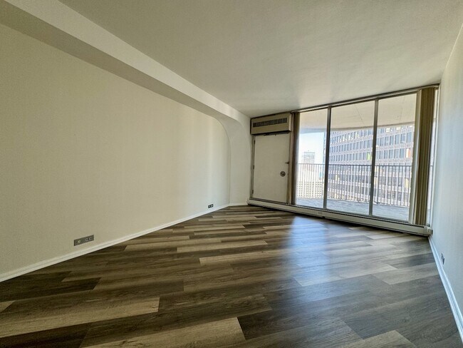 Foto del edificio - 300 N State St