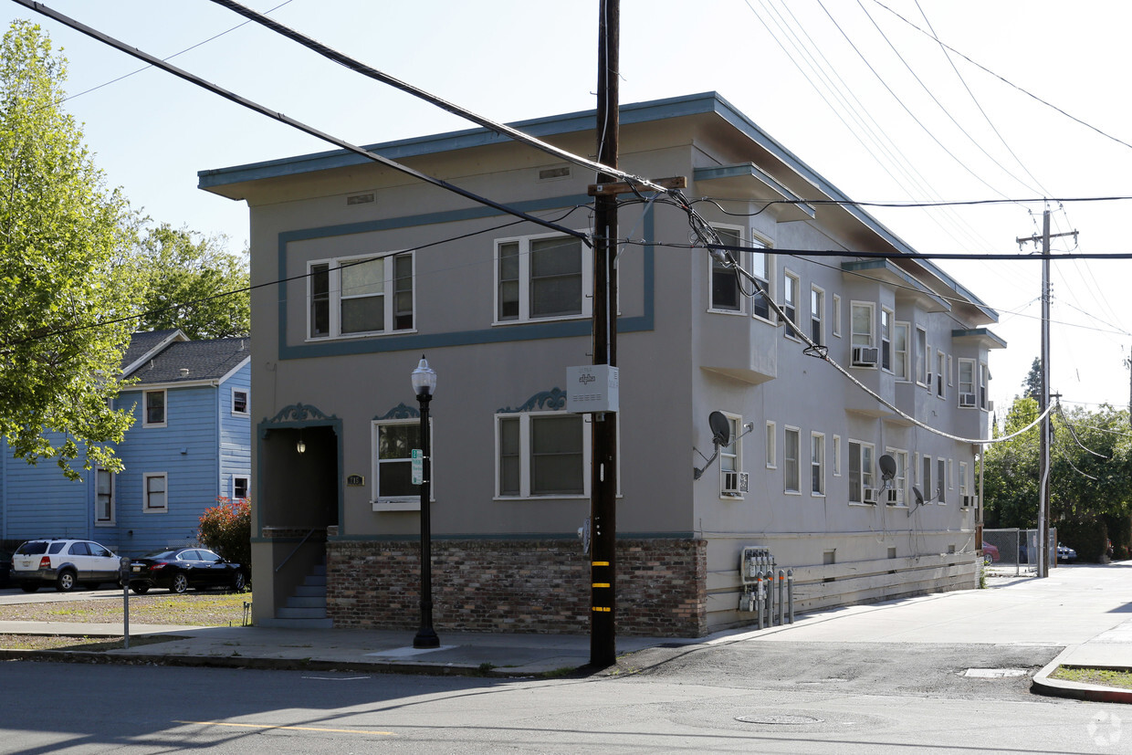 Building Photo - 715 11th St