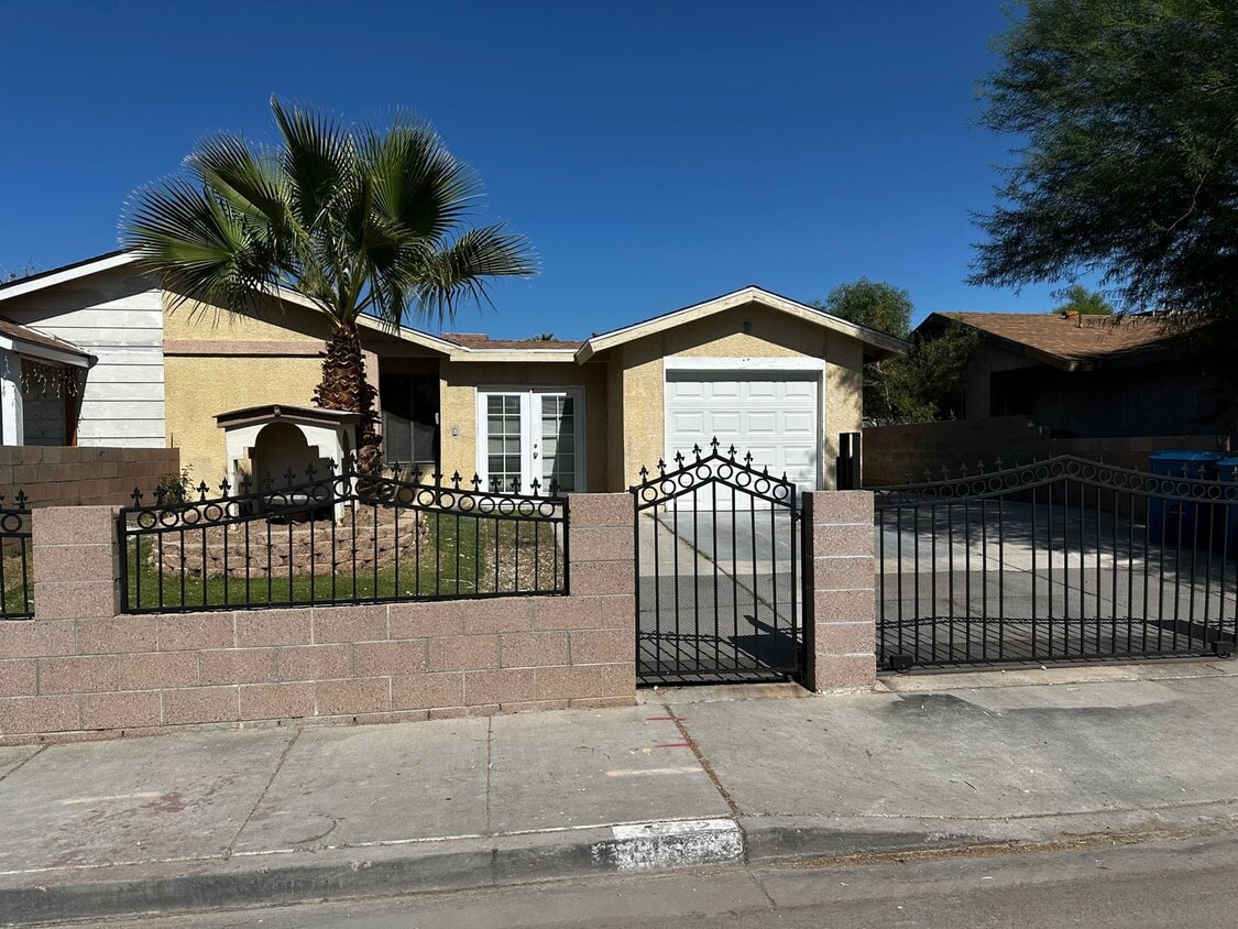 Primary Photo - BEAUTIFUL SINGLE STORY HOUSE WITH PRIVATE ...